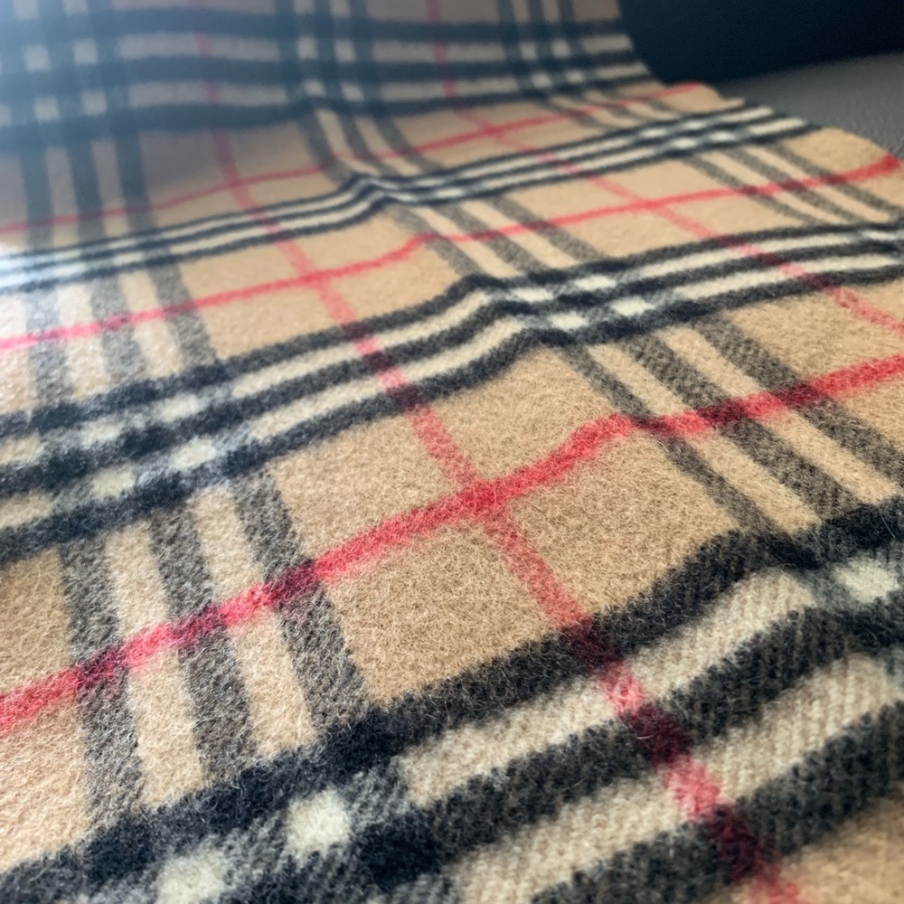 🌷🌸Authentic Burberry cashmere scarf 🌸🌷 - Picture 4 of 8